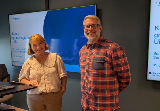 Kvinne og mann smiler til kamera.