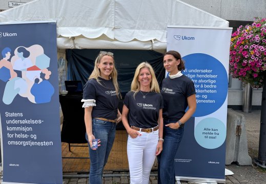 Tre deltakere foran standen til Ukom på Arendalsuka.