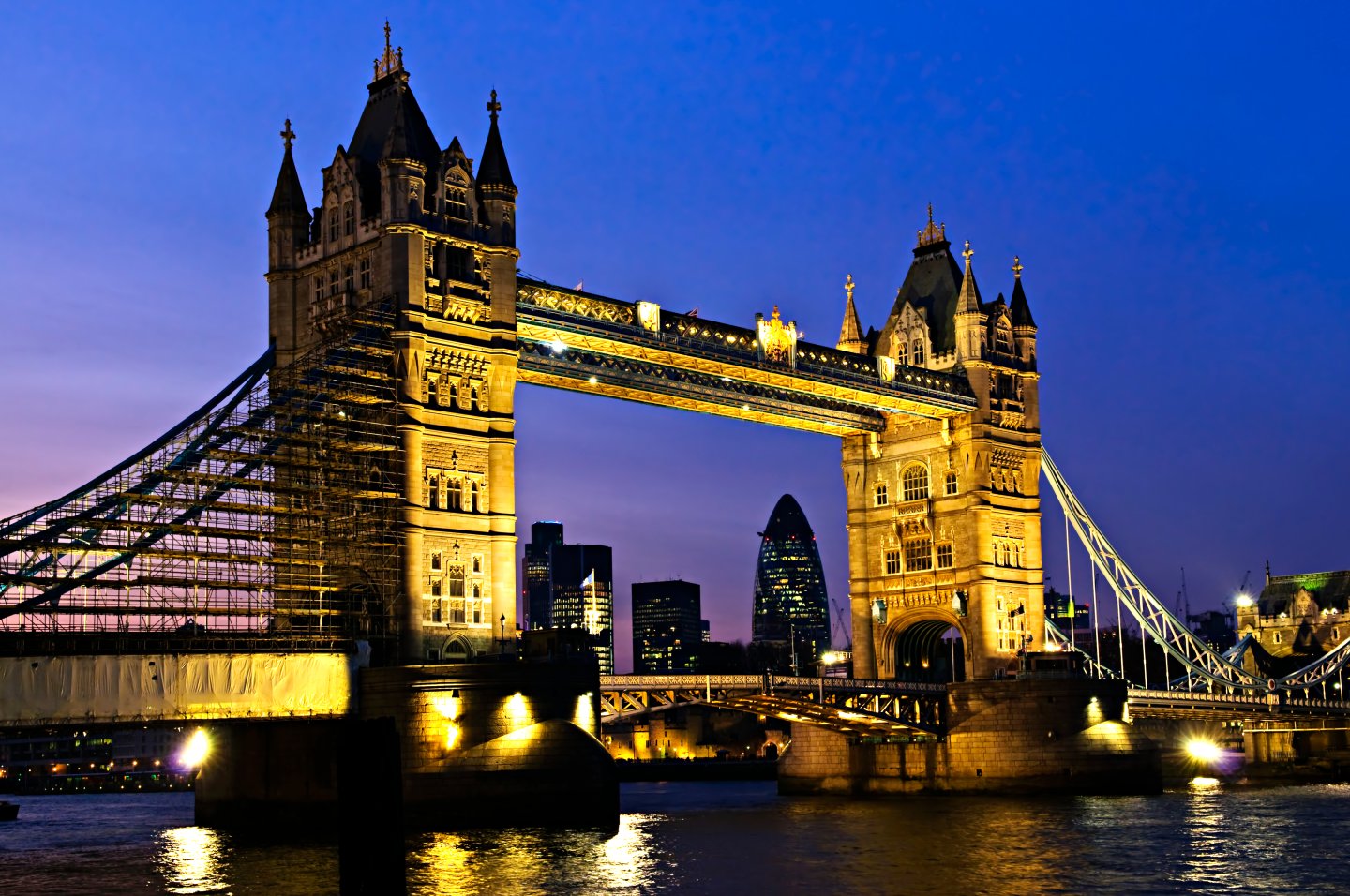 Tower Bridge i London om natten