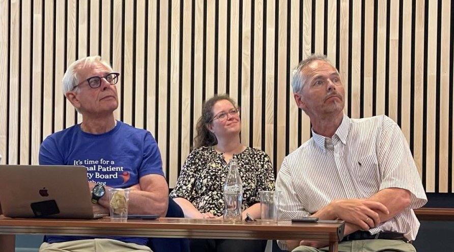 Fra v: Martin Hatlie, President og CEO - Patients for Patient Safety og Pål Iden, direktør i Ukom. I bakgrunnen Veslemøy Guise fra Share.  