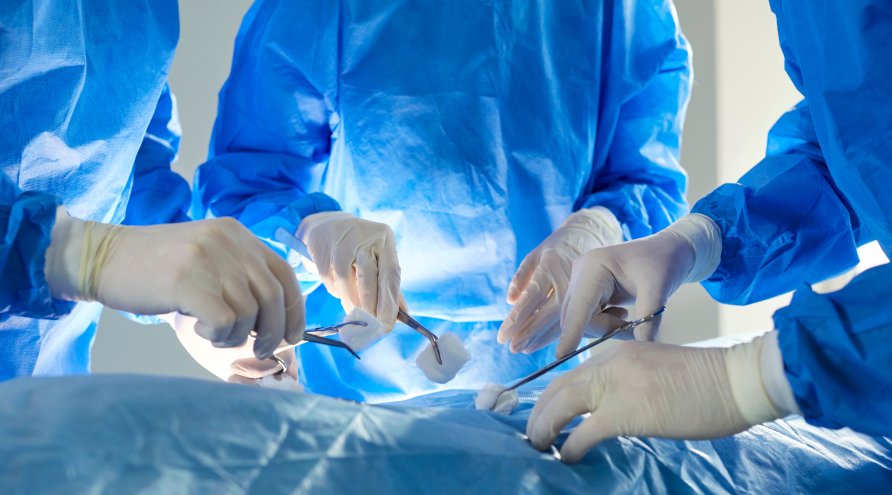 Tre helsepersonell under operasjon