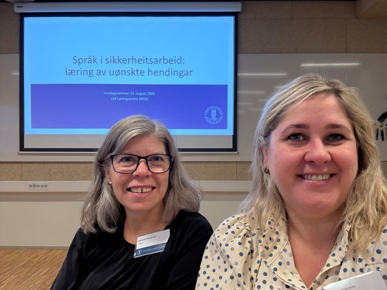 Portrettbilde av to damer og skjerm i bakgrunn.