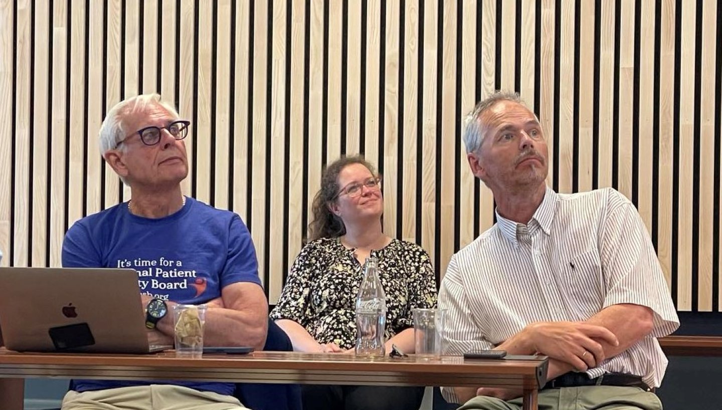Fra v: Martin Hatlie, President og CEO - Patients for Patient Safety og Pål Iden, direktør i Ukom. I bakgrunnen Veslemøy Guise fra Share.  