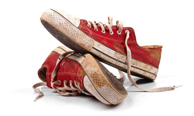 Skitne røde Converse-sko