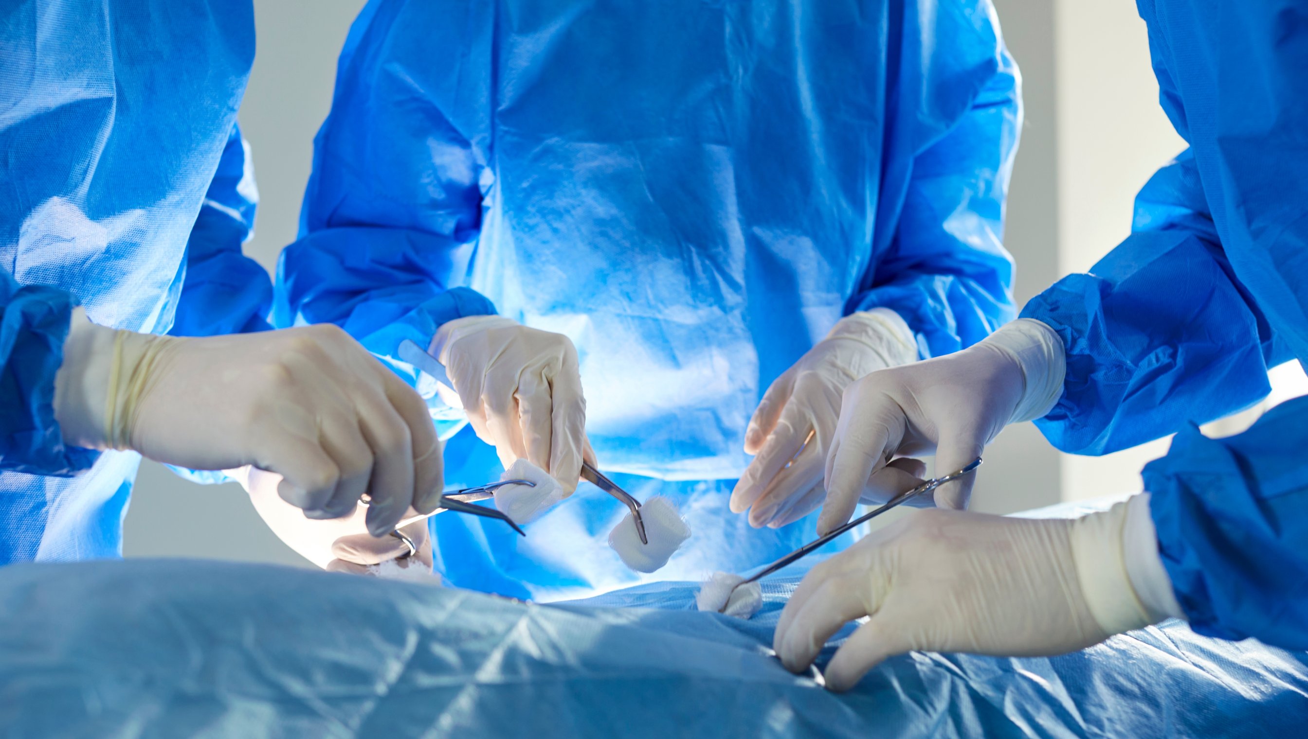 Tre helsepersonell under operasjon