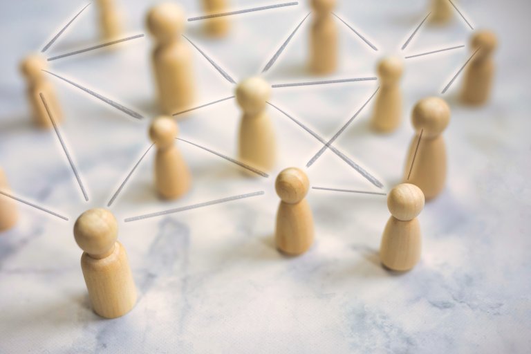 Flere trefigurer i en gruppe  med linjer og forbindelse mellom trefigurene