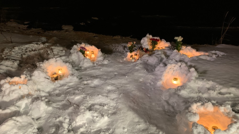 Lyslykter i snøen ved vannkanten etter hendelsen. Foto: Jørn Inge Johansen, NRK.