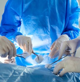 Tre helsepersonell under operasjon